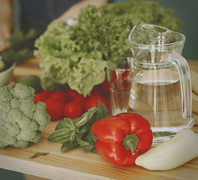 Графин с водой и овощи